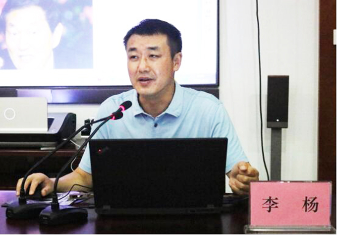 黨委委員、紀委書記、工會主席李楊對新員工進行廉潔從業(yè)教育